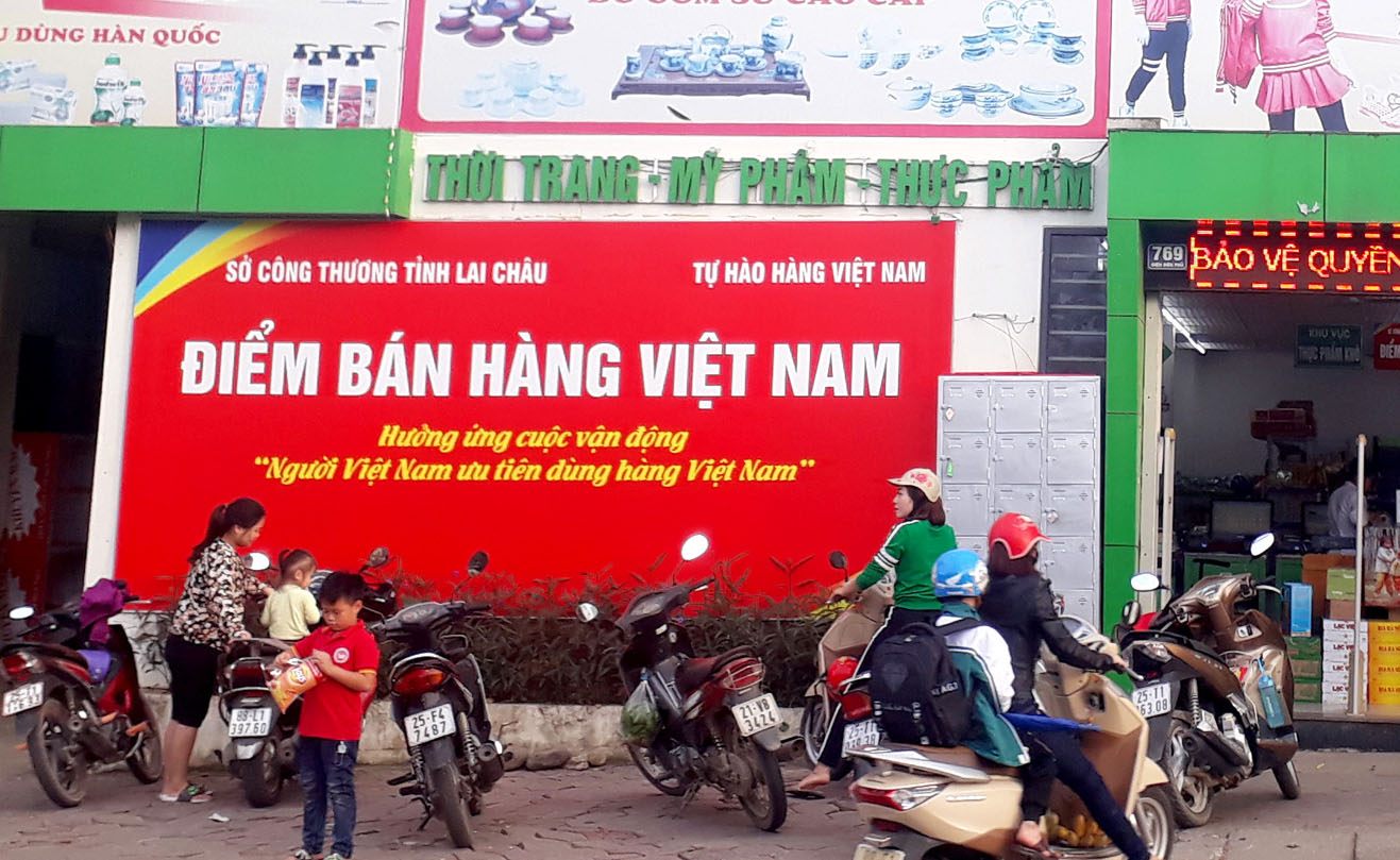 Từ khi lắp đặt biển chỉ dẫn điểm bán hàng Việt Nam, Siêu thị Dũng Long - khu 5A, thị trấn Than Uyên (huyện Than Uyên) thu hút lượng khách hàng đến mua sắm ngày càng đông.